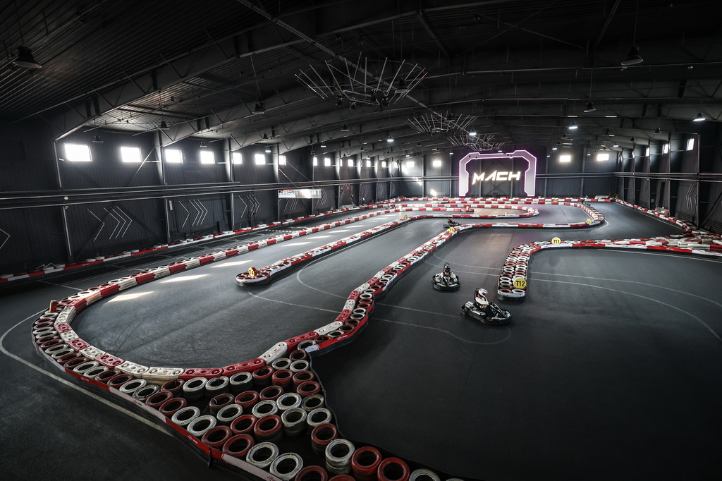 2月12日，游客在沈阳粮仓文化创意产业园体验室内卡丁车项目。新华社记者 潘昱龙 摄