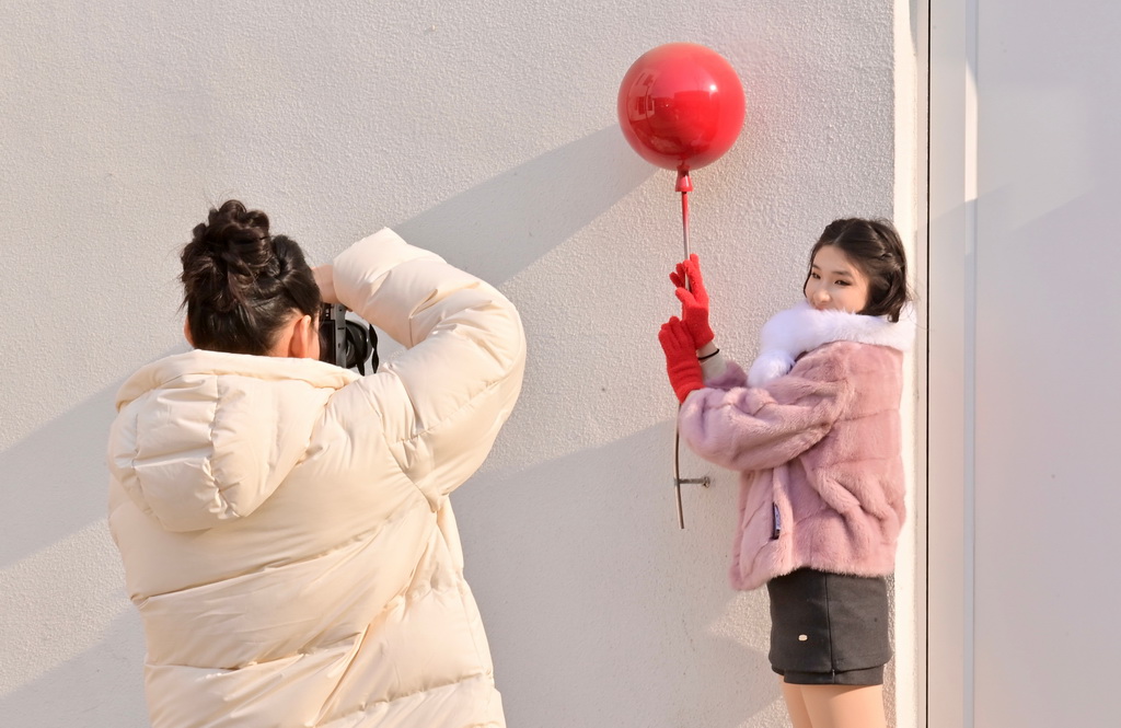 2月12日，游客在沈阳粮仓文化创意产业园拍照。新华社记者 吴青昊 摄