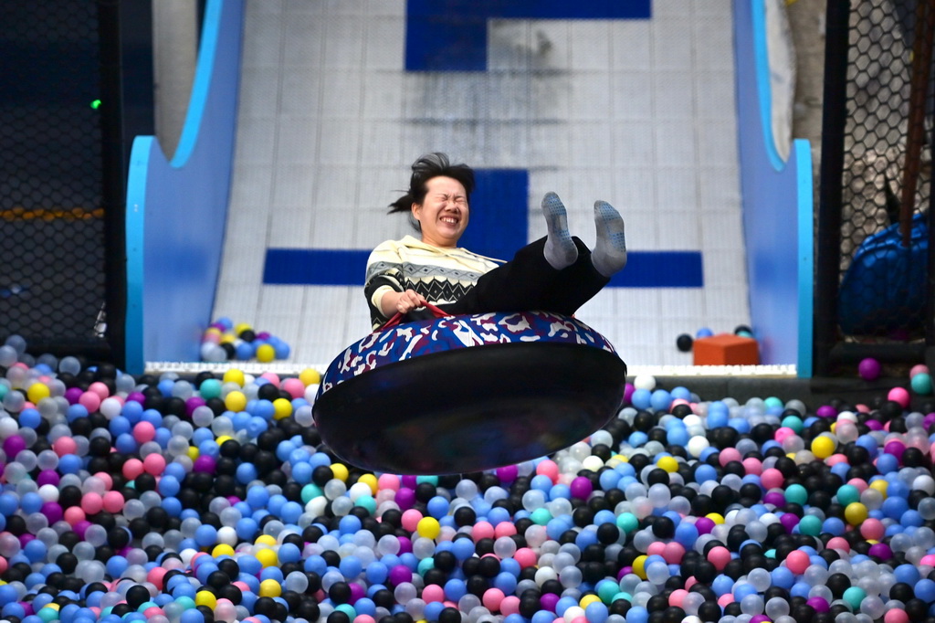 2月12日,游客在沈阳粮仓文化创意产业园内的“快乐专+”游乐场体验游乐项目。新华社记者 吴青昊 摄