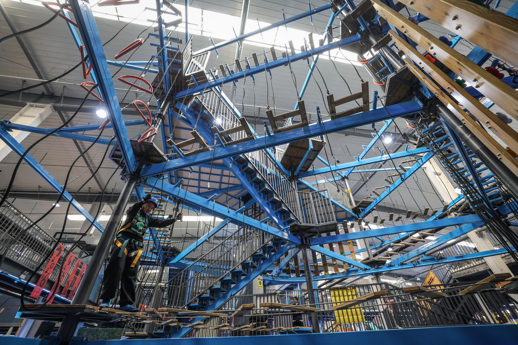 2月12日，小朋友在沈阳粮仓文化创意产业园内的“快乐专+”游乐场体验游乐项目。新华社记者 潘昱龙 摄