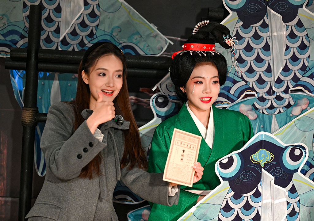 2月13日，游客在银川市西夏陵景区与演员互动。新华社记者 冯开华 摄