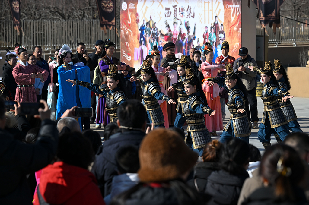 2月13日，游客在银川市西夏陵景区观看《西夏乐集》。新华社记者 冯开华 摄