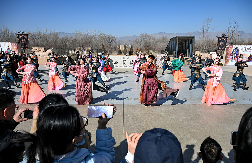2月13日，游客在银川市西夏陵景区观看《西夏乐集》。新华社记者 冯开华 摄