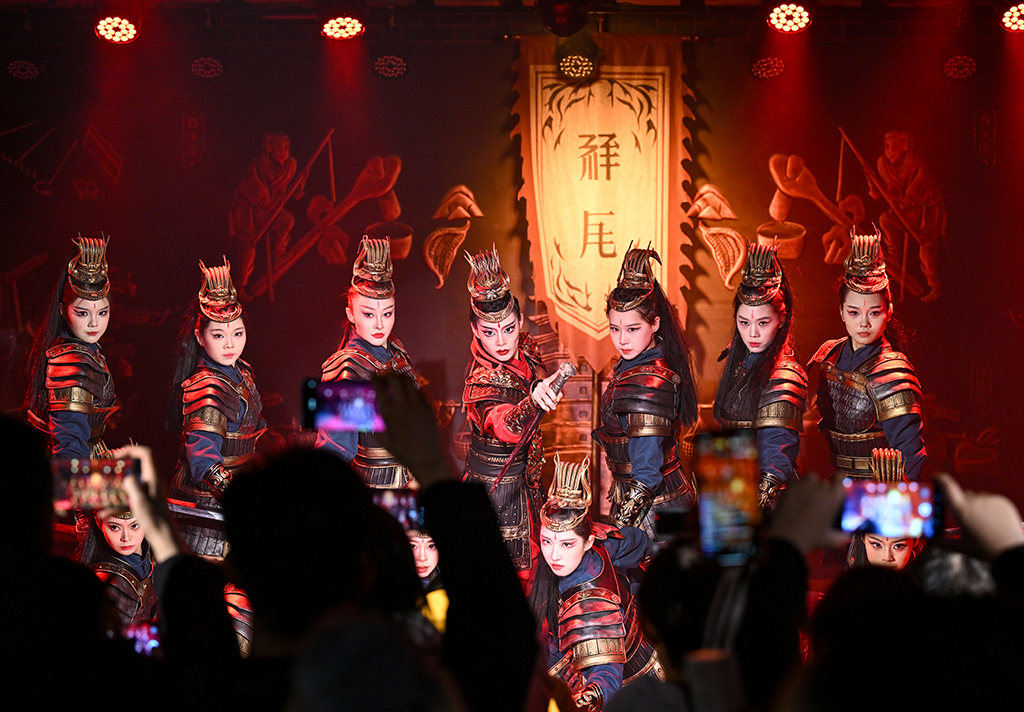 2月13日，演员在银川市西夏陵景区表演。新华社记者 冯开华 摄