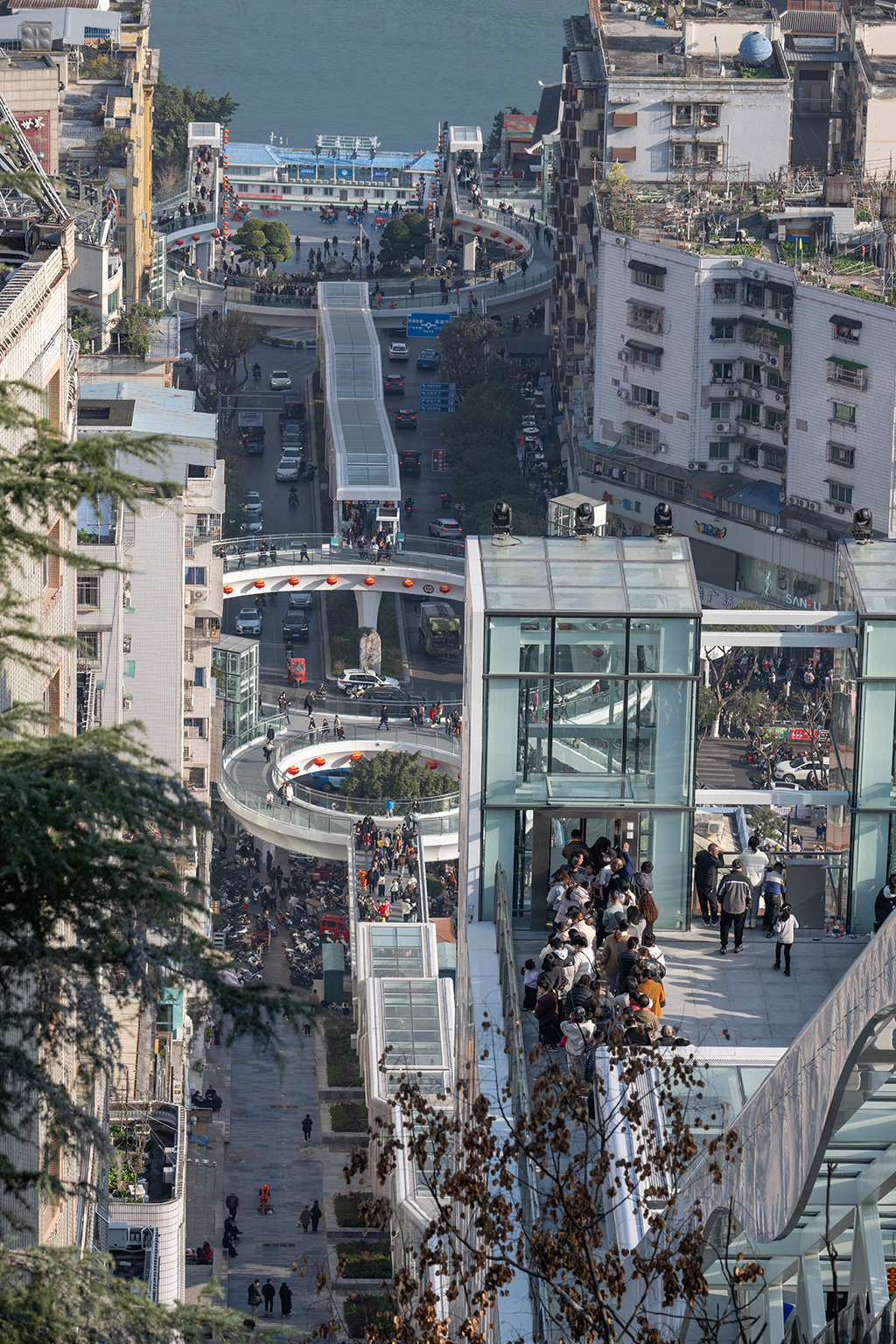 2月12日，市民前来体验巫山县“神女大扶梯”。