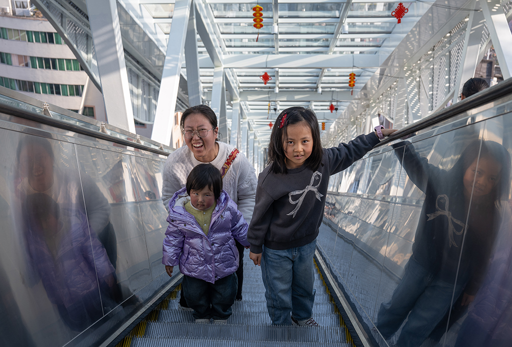 2月12日，市民前来体验巫山县“神女大扶梯”。