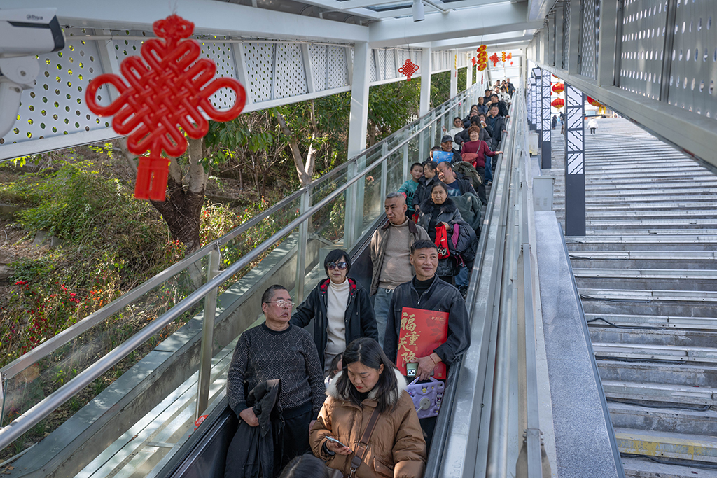 2月12日，市民前来体验巫山县“神女大扶梯”。
