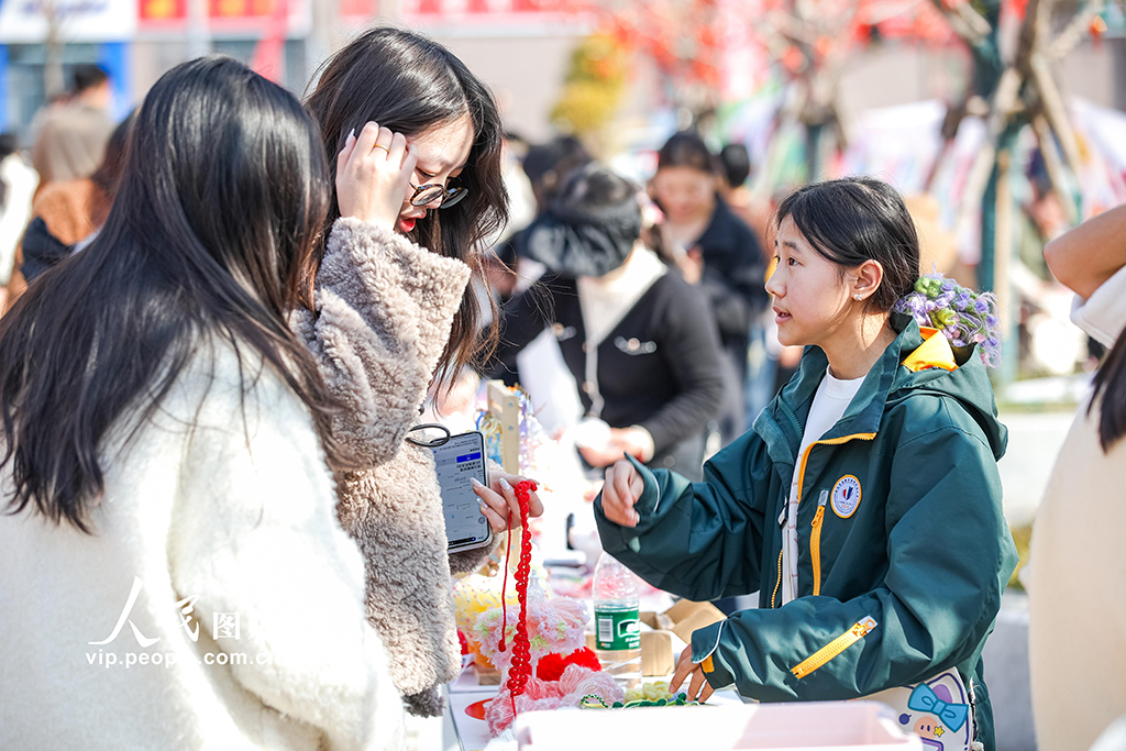 江苏宿迁：跳蚤市场进大集 亲子摆摊增年味【2】