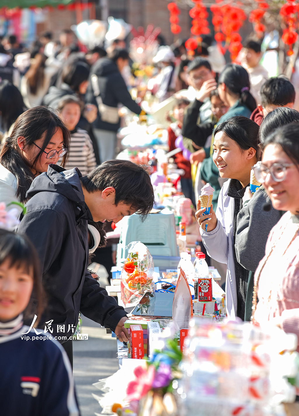 江苏宿迁：跳蚤市场进大集 亲子摆摊增年味【3】