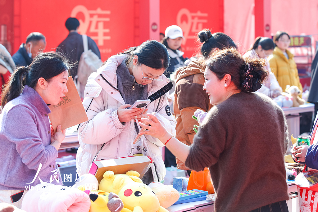 江苏宿迁:跳蚤市场进大集 亲子摆摊增年味【5】