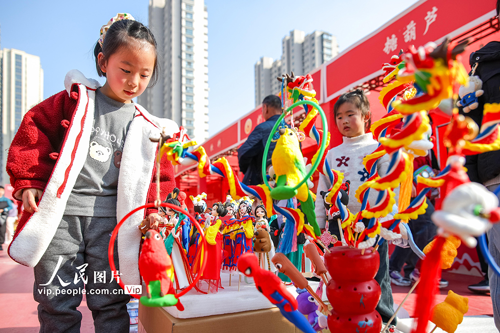 江苏宿迁:跳蚤市场进大集 亲子摆摊增年味【6】