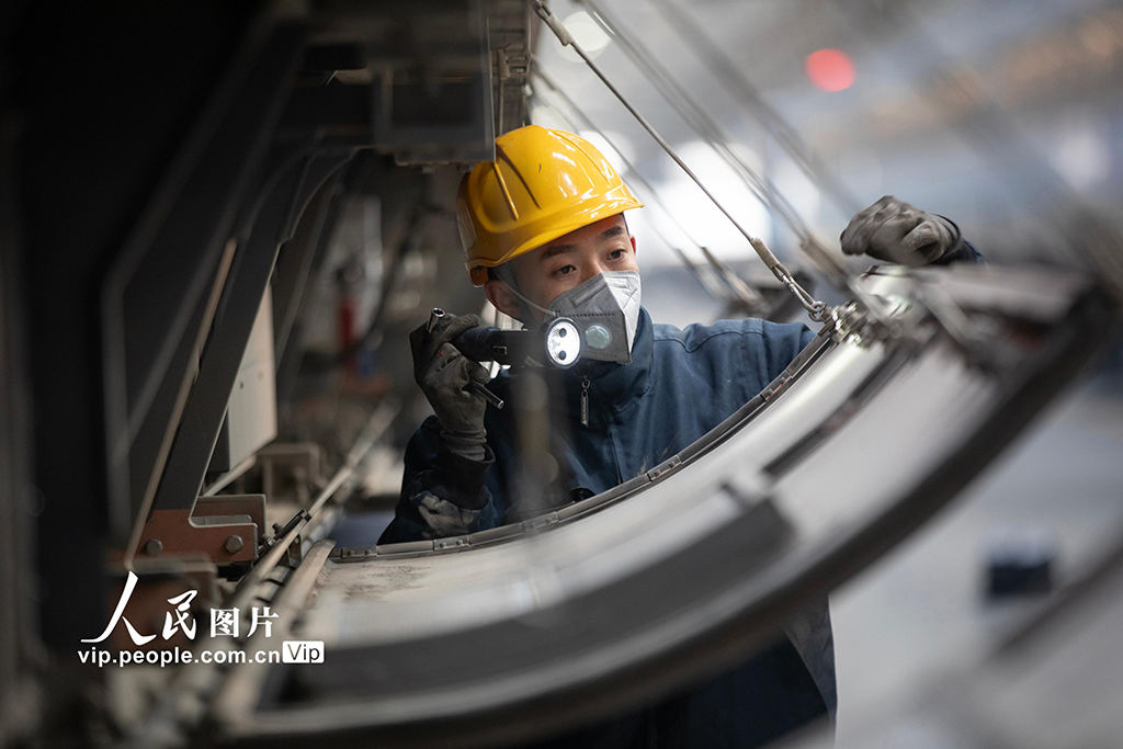 陕西西安:坚守岗位检修动车 保障旅客安全出行【3】