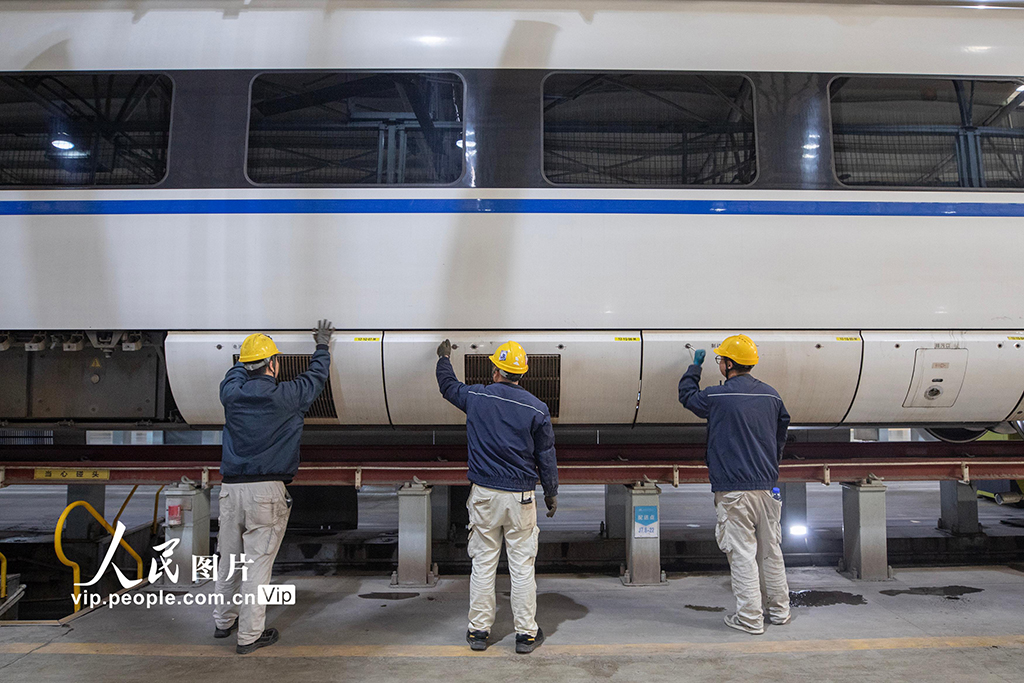 陕西西安:坚守岗位检修动车 保障旅客安全出行【2】