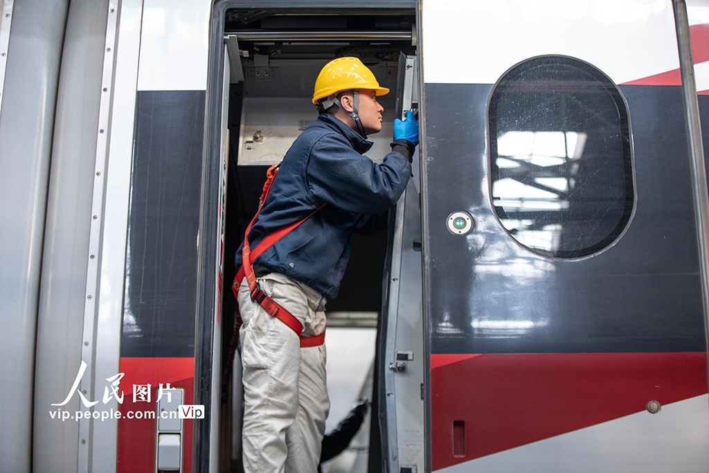 陕西西安:坚守岗位检修动车 保障旅客安全出行【4】
