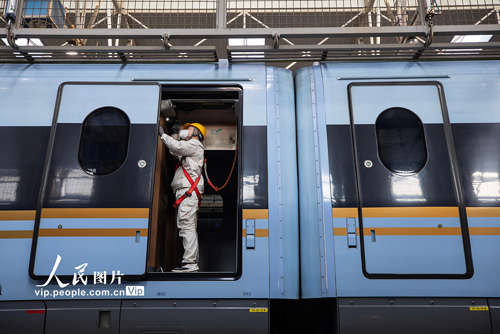 陕西西安:坚守岗位检修动车 保障旅客安全出行【5】