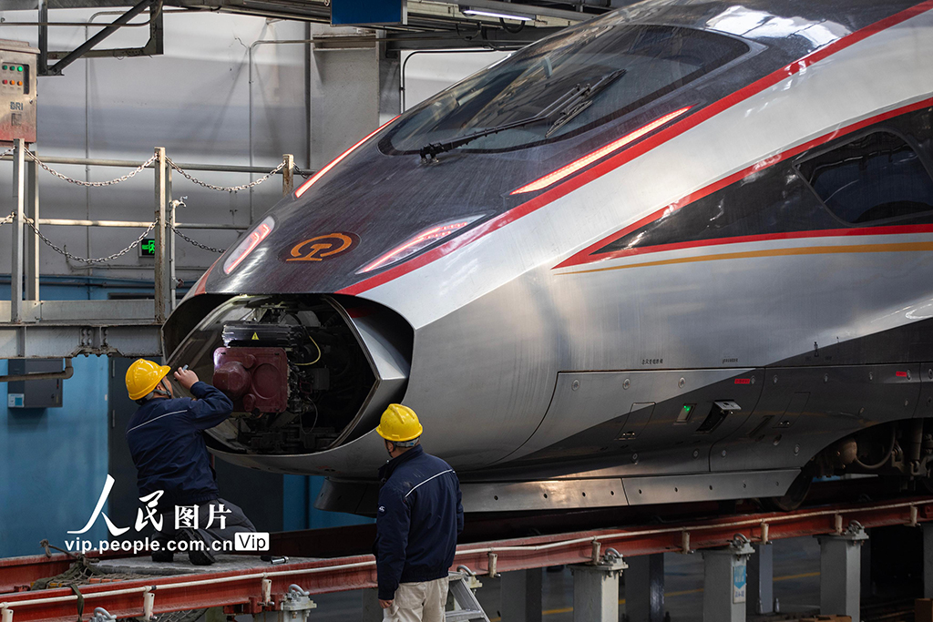 陕西西安:坚守岗位检修动车 保障旅客安全出行【6】