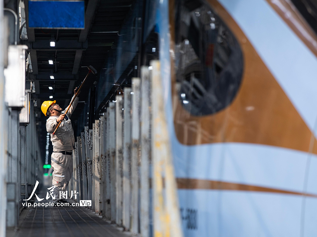 陕西西安:坚守岗位检修动车 保障旅客安全出行【7】