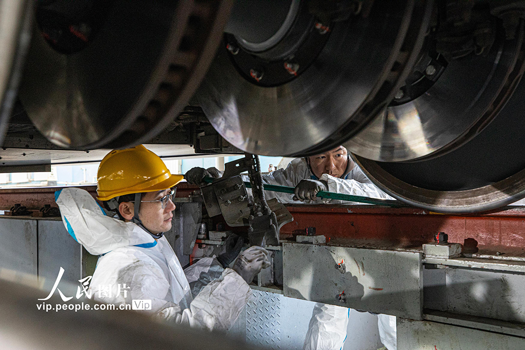 陕西西安:坚守岗位检修动车 保障旅客安全出行【8】