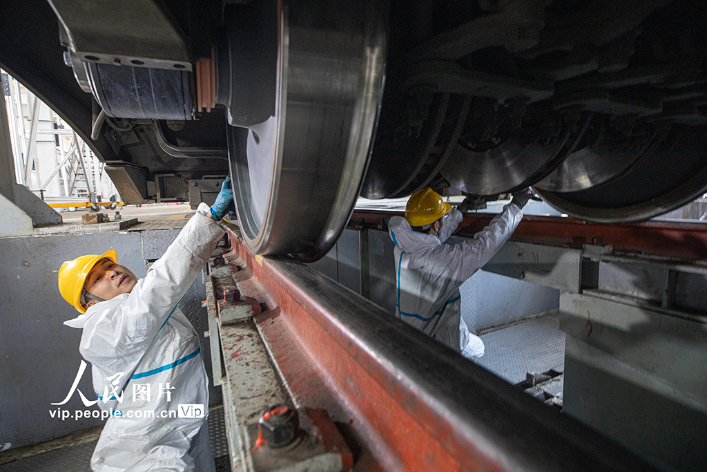 陕西西安:坚守岗位检修动车 保障旅客安全出行【9】