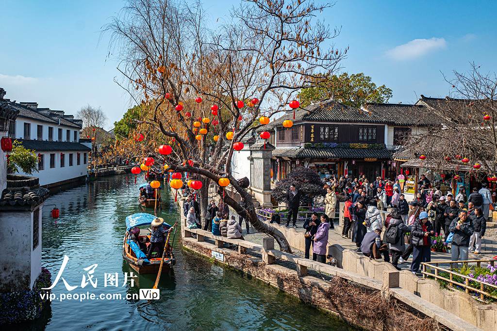 江苏昆山:周庄古镇游人如织 假日经济持续升温【5】