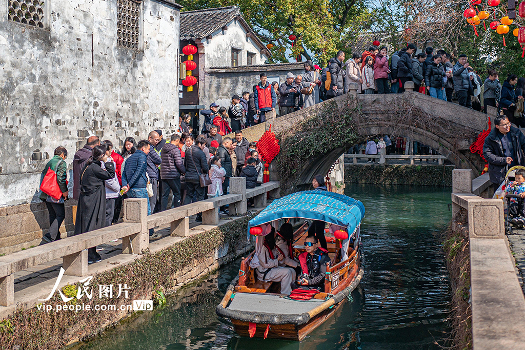 江苏昆山：周庄古镇游人如织 假日经济持续升温【3】