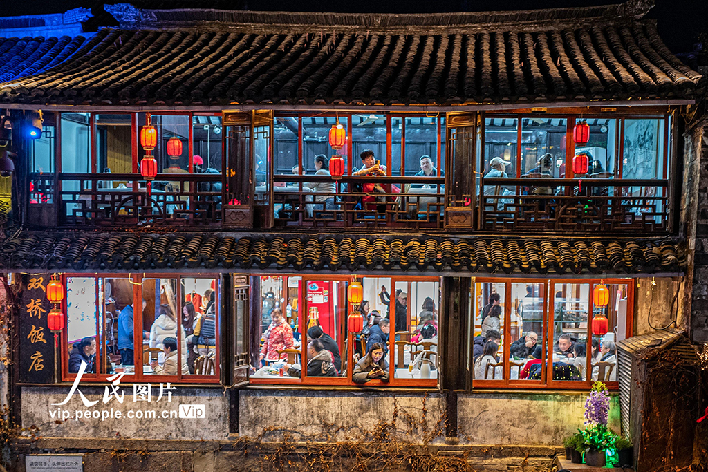 江苏昆山:周庄古镇游人如织 假日经济持续升温【6】