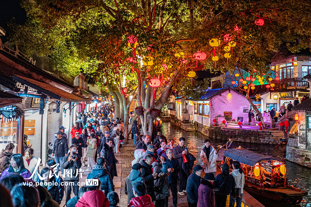 江苏昆山：周庄古镇游人如织 假日经济持续升温【7】
