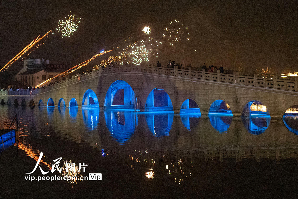 江苏昆山:周庄古镇游人如织 假日经济持续升温【8】