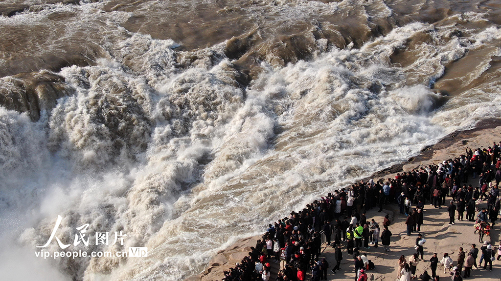 山西吉县:黄河壶口瀑布景区游人如织【2】