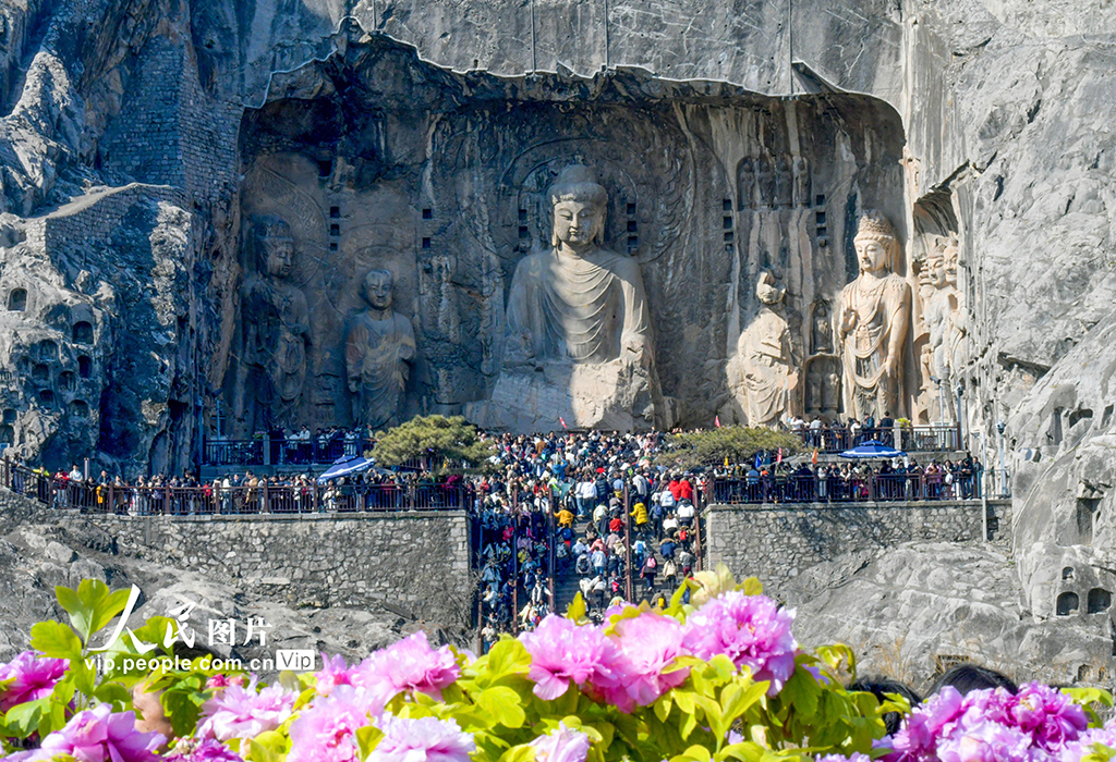 河南洛阳：龙门石窟景区游人如织【2】