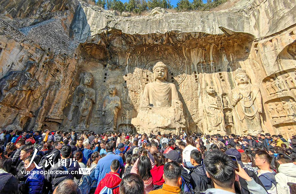 河南洛阳：龙门石窟景区游人如织【4】