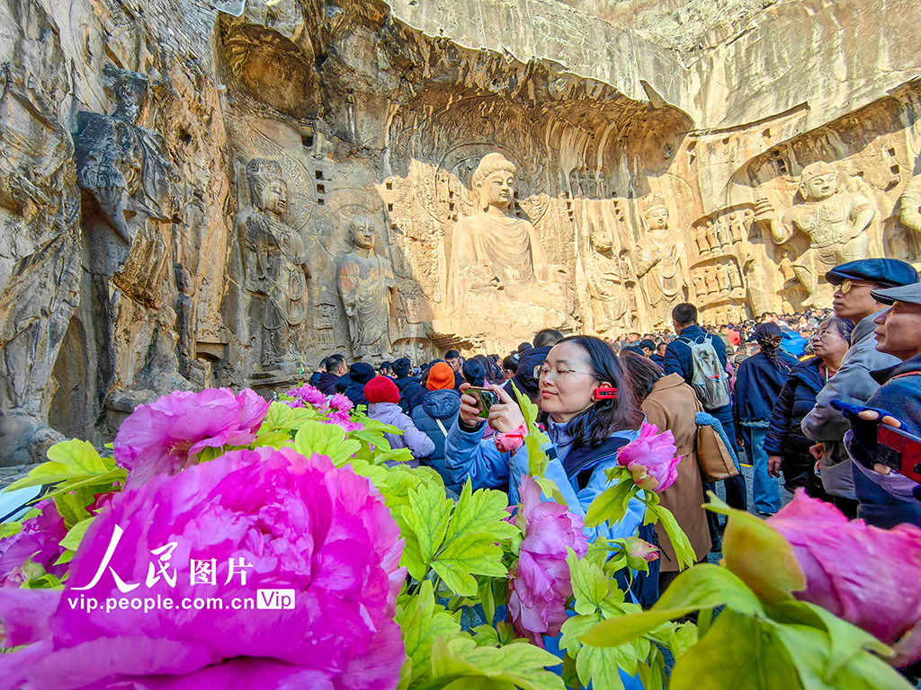 河南洛阳：龙门石窟景区游人如织【5】