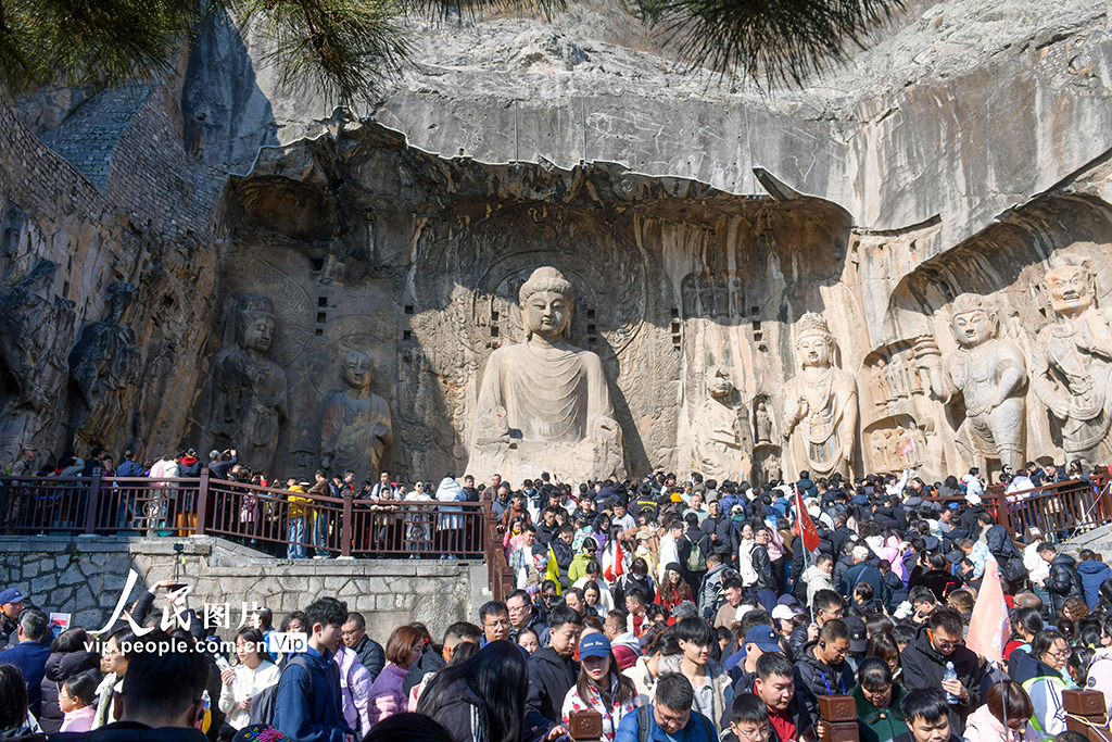 河南洛阳：龙门石窟景区游人如织【7】