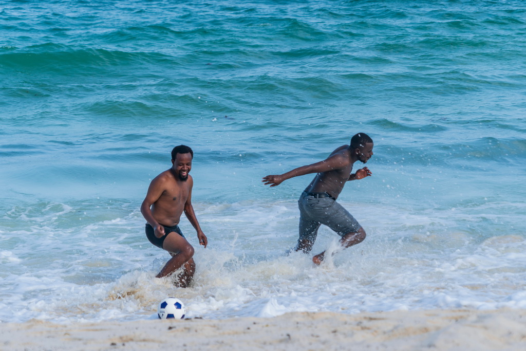 2月18日,人们在肯尼亚蒙巴萨的印度洋海滨踢足球。