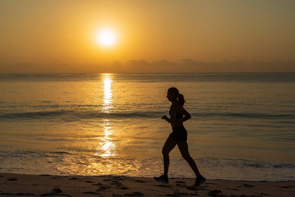 2月19日,在肯尼亚蒙巴萨,一名女子日出时在海边跑步。