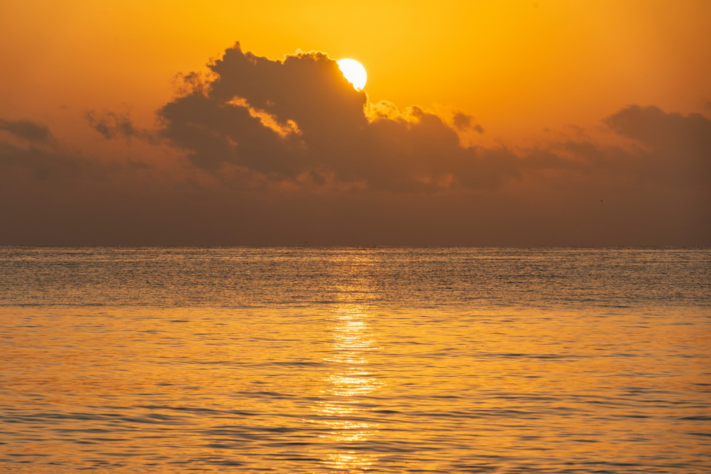 这是2月19日在肯尼亚蒙巴萨拍摄的印度洋日出景观。