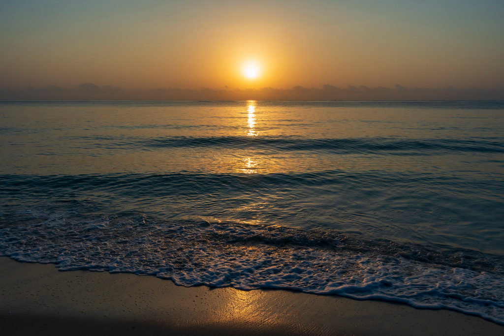 这是2月19日在肯尼亚蒙巴萨拍摄的印度洋日出景观。