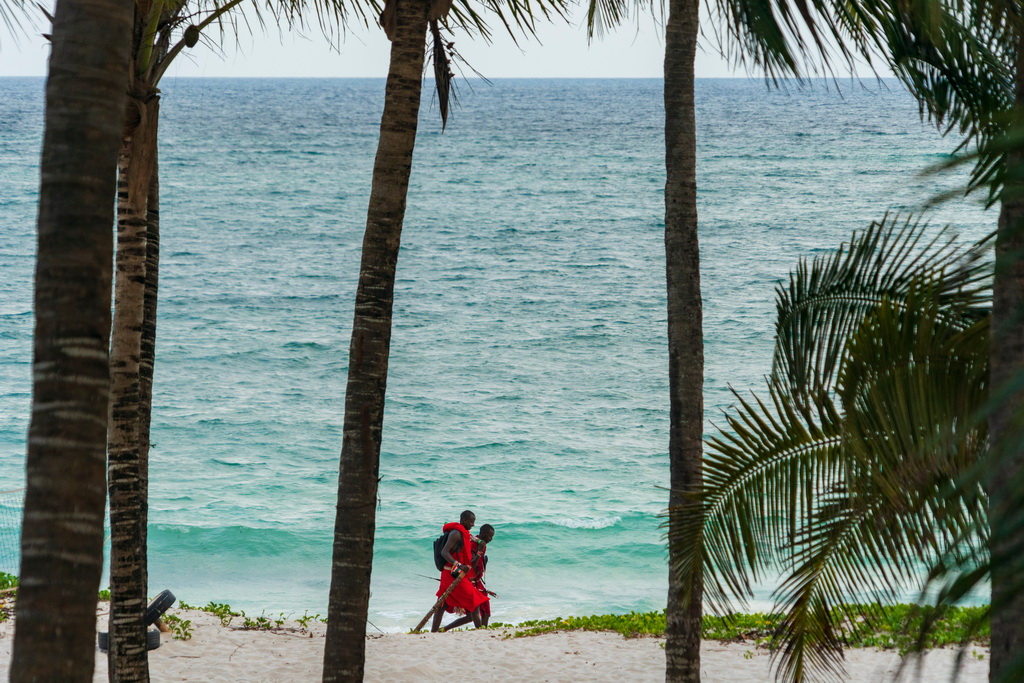 2月18日，人们在肯尼亚蒙巴萨的印度洋海滨散步。