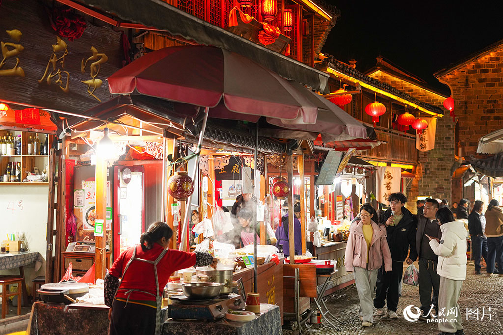 2026年2月19日晚，浙江省宁波市宁海县前童古镇夜色璀璨，古韵与年味交相辉映，吸引市民游客夜游打卡，乐享佳节。人民网 章勇涛摄
