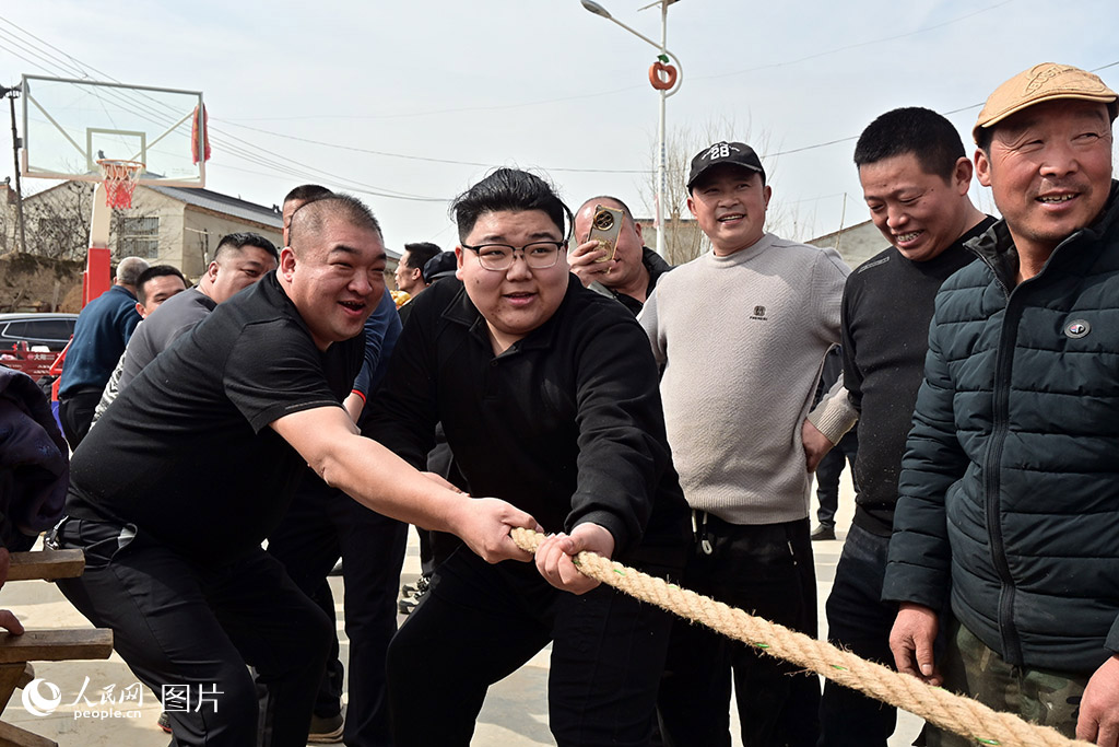 2026年2月18日大年初二，甘肃省静宁县甘沟镇席家庄子举办春节运动会，乡亲们在运动中喜气洋洋过大年。人民网 席彪摄