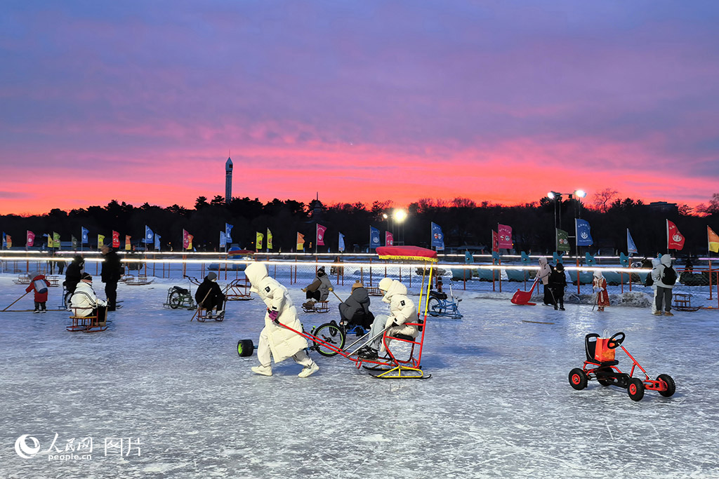 2026年2月18日大年初二， 市民游客在长春市南湖公园冰面追风，尽享冰雪乐趣。人民网记者 王帝元摄