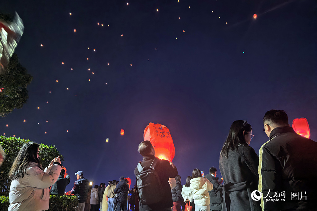 2026年2月18日，湖北省襄阳市汉江边，市民放飞的孔明灯，为新年祈福。人民网记者 郭婷婷摄