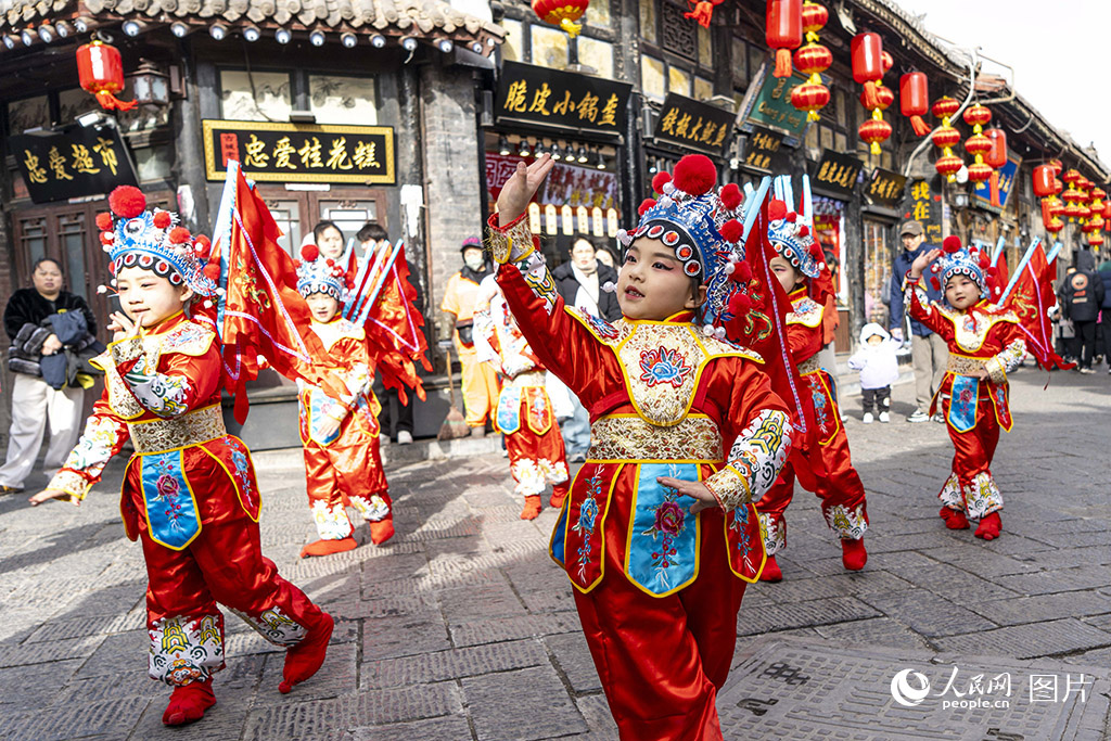 2026年2月10日北方小年，山西晋中平遥古城内，社火巡演热闹开锣。人民网记者 董童摄