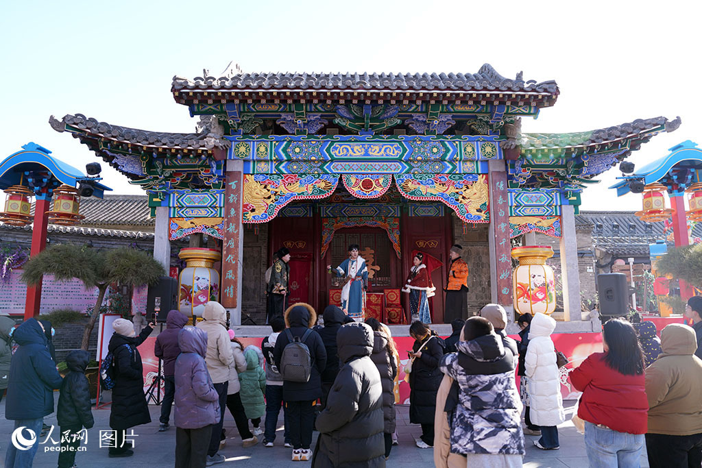 春节期间，天津市西青区杨柳青古镇围绕“吉祥年”主题，持续推出多元化的新春文化体验活动。图为游客参与沉浸式互动体验《寻找白俊英》演出。人民网记者 崔新耀摄