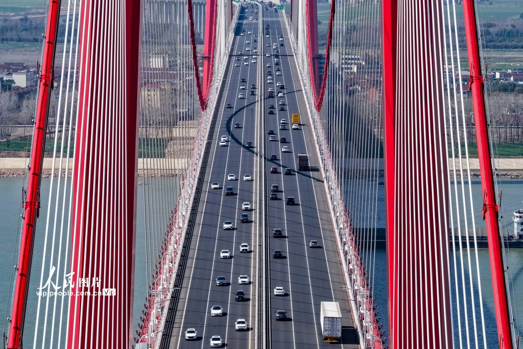 安徽:G3京台高速铜陵长江三桥迎来春运返程车流【2】