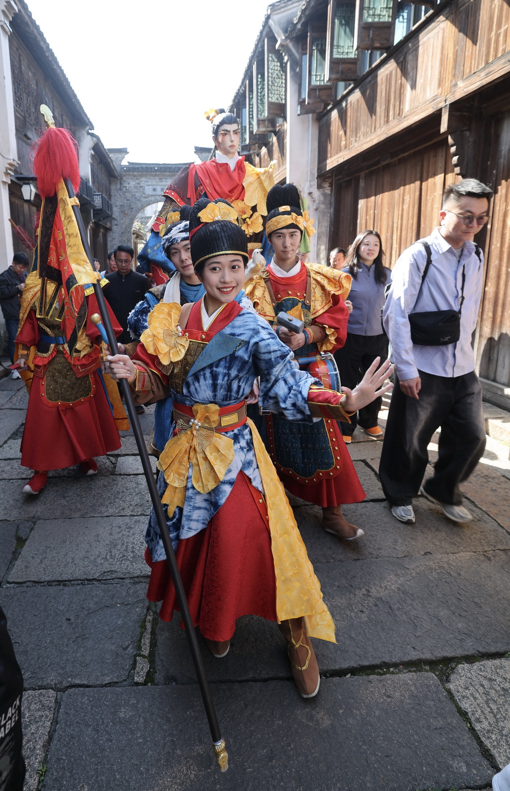 2月21日在乌镇景区内拍摄的巡游表演。