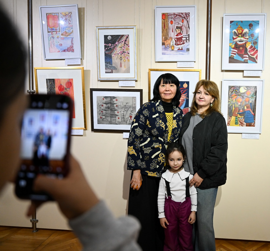 2月23日，在位于阿拉木图的哈萨克斯坦中央国家博物馆，人们在画展上拍照留念。