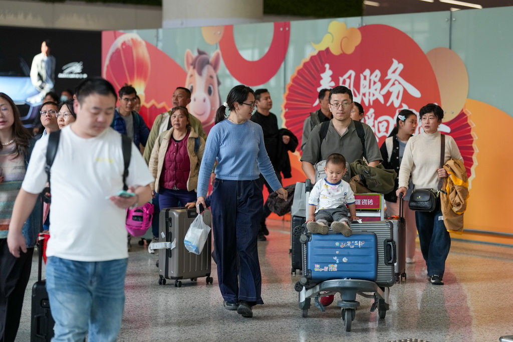 2月23日，在广州白云机场T2航站楼，旅客走出到达大厅。