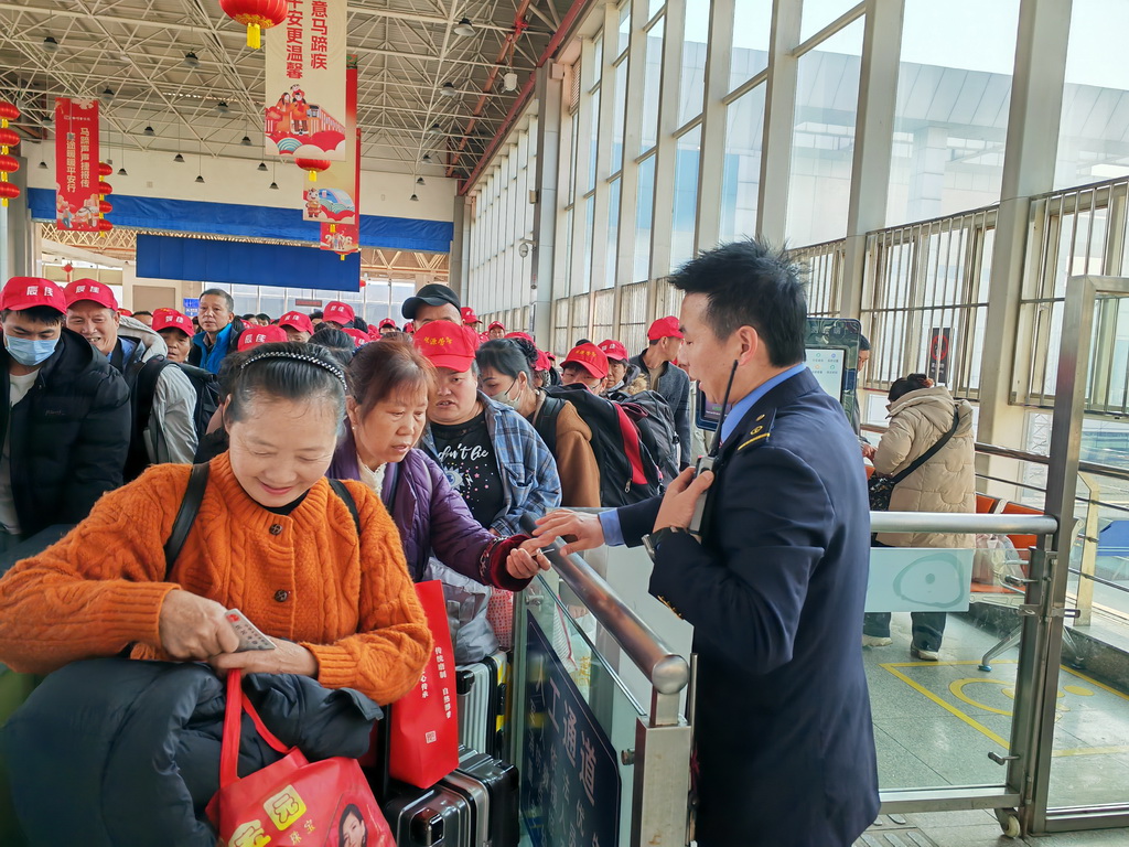 2月24日，在云南省曲靖站，务工人员检票进站。