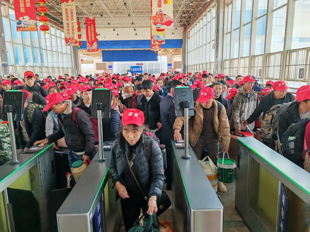2月24日，在云南省曲靖站，务工人员检票进站。